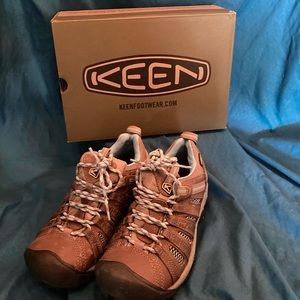 Perfect Keen Voyageur walking shoes women’s size 7